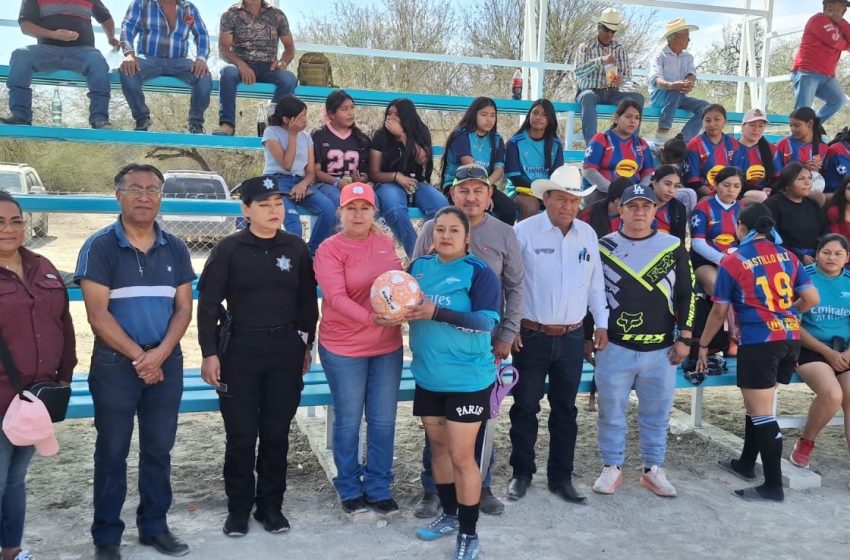  Entrega Maricela Rodríguez gradas en campo de fútbol de “Calabacillas”