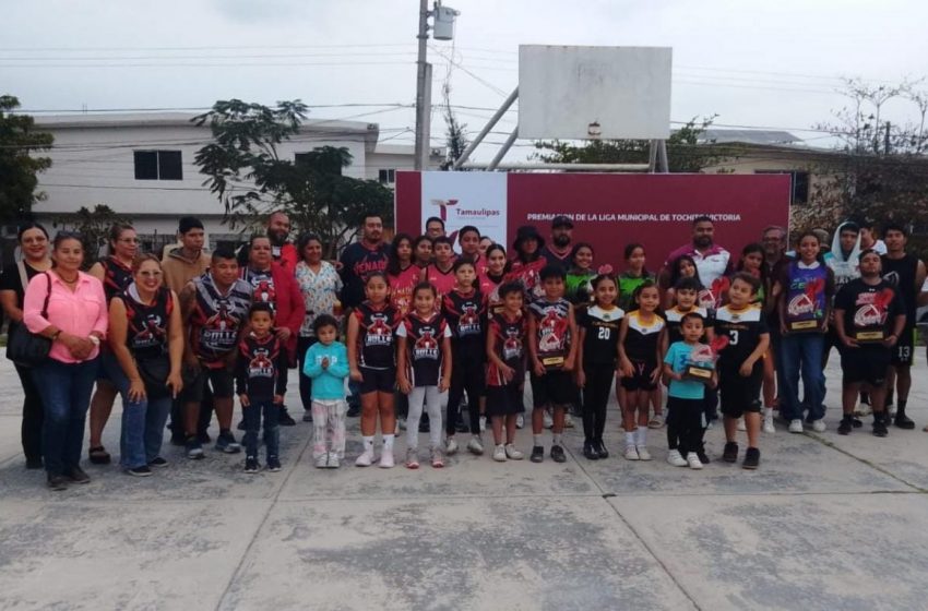 Reciben trofeos campeones de la Liga Municipal de Tochito Victoria