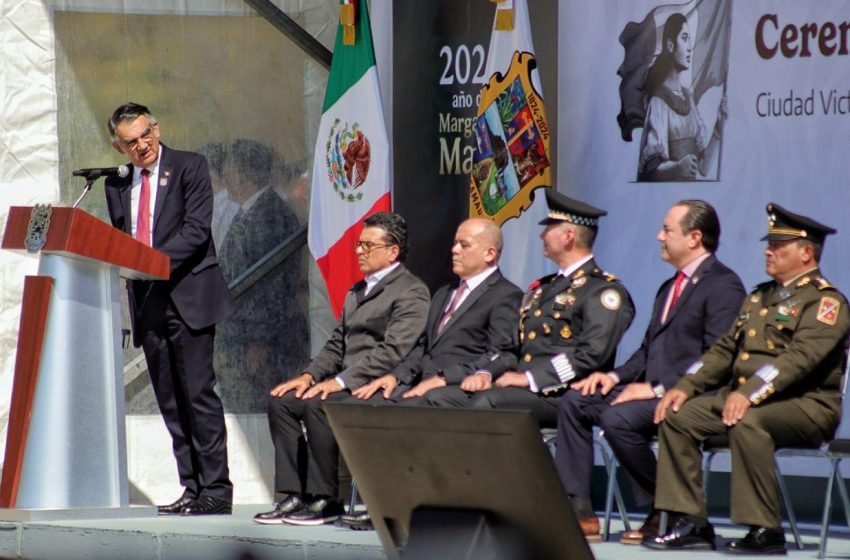  Asiste alcalde Eduardo Gattás a ceremonía del Día de la Bandera en el 77 Batallón