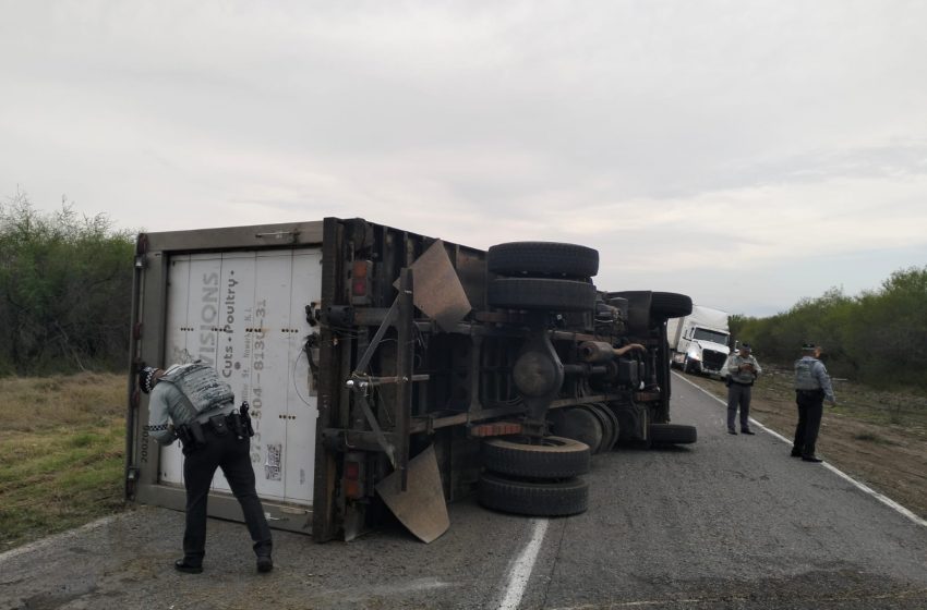  Vuelca trailer en Padilla; bloquea la carretera