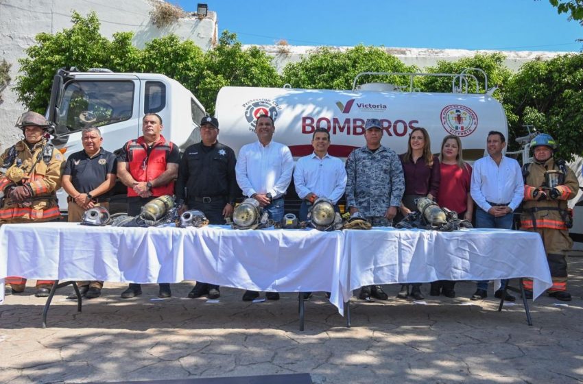  Entrega Lalo Gattás nuevo camión de bomberos y equipamiento a Protección Civil.