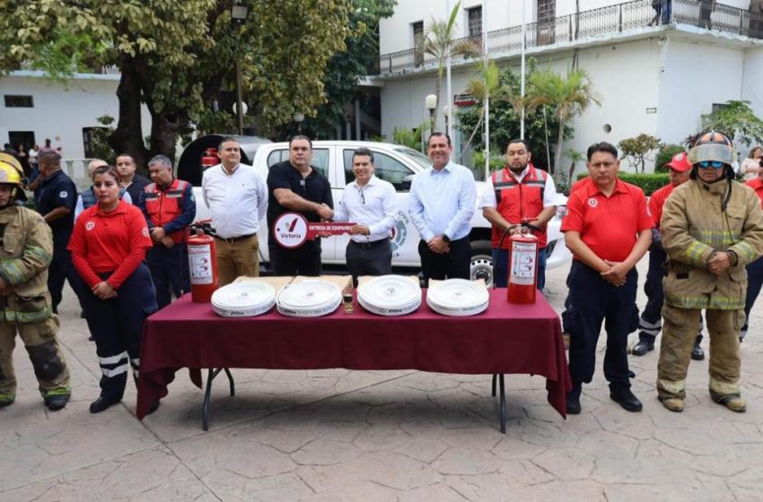  Alcalde Lalo Gattas refuerza equipamiento de bomberos y reporta saldo blanco en vacaciones
