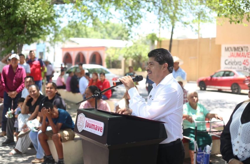  Manuel Báez continúa llevando apoyos a las familias de Jaumave
