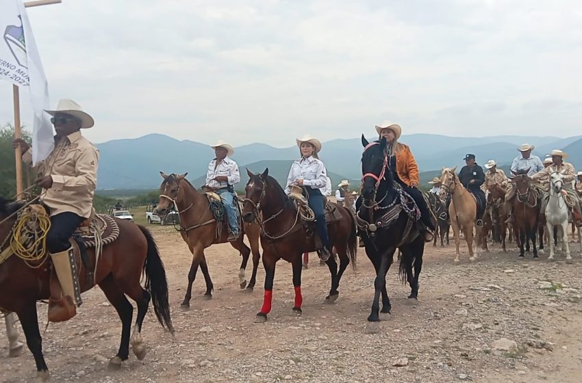  Sindy Monita refrenda hermandad regional en aniversario de Bustamante