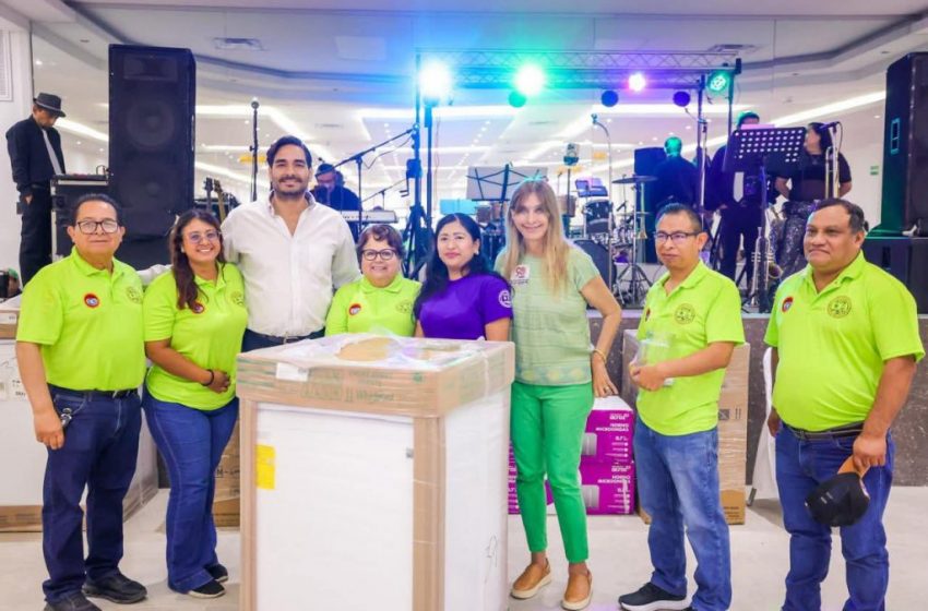  Felicitó Carlos Peña Ortiz a trabajadores en su convivio del Día del Trabajo
