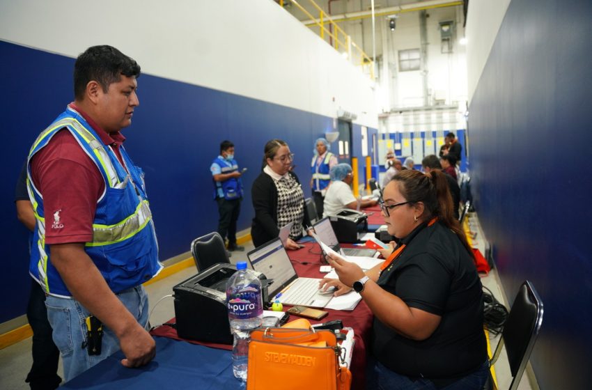  Gobierno municipal acerca servicios y trámites a empleados de Medline Oradel