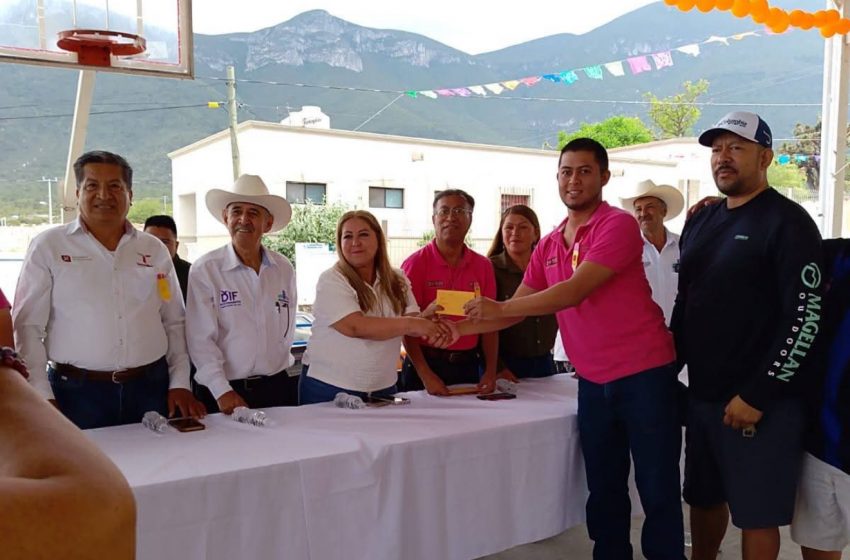  Gran festejo para maestros en Bustamante