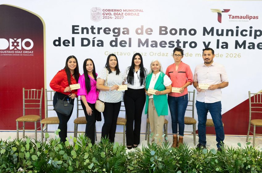 Reconoce alcaldesa Nataly García a maestros con Bono Municipal