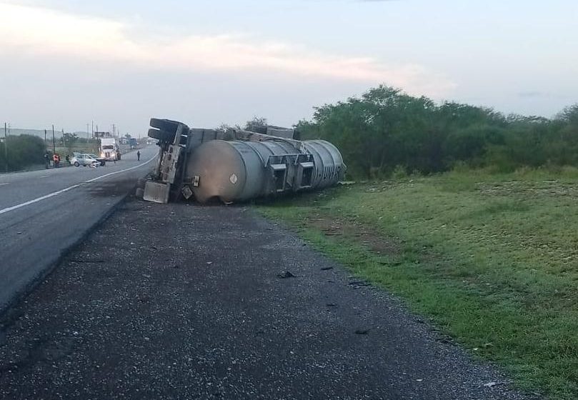  Alerta: derrame de combustible tras volcadura de pipa en Carretera Federal 83