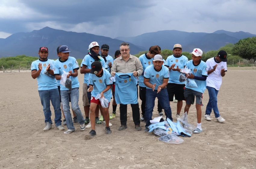  Impulsan el deporte en El Realito con entrega de uniformes y próximo cercado del campo