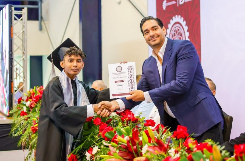  Presidió Alcalde Carlos Peña Ortiz Graduación de Generación LIII del CBTIS 7 con la Directora Brenda Lilia Godina Tovias