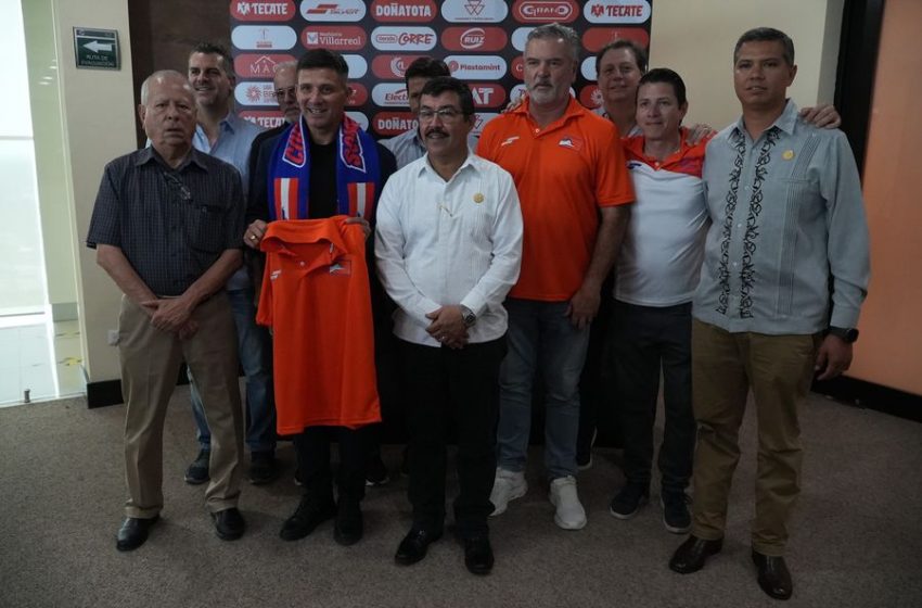  Presentan a Gabriel “El místico” Pereyra como nuevo D. T. del Correcaminos