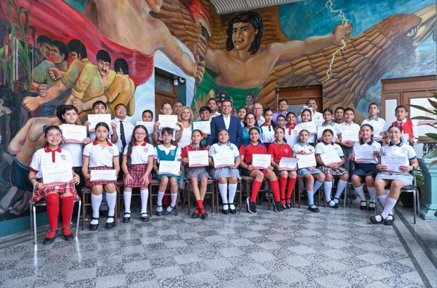  Viven niños victorenses un Día en el Cabildo.