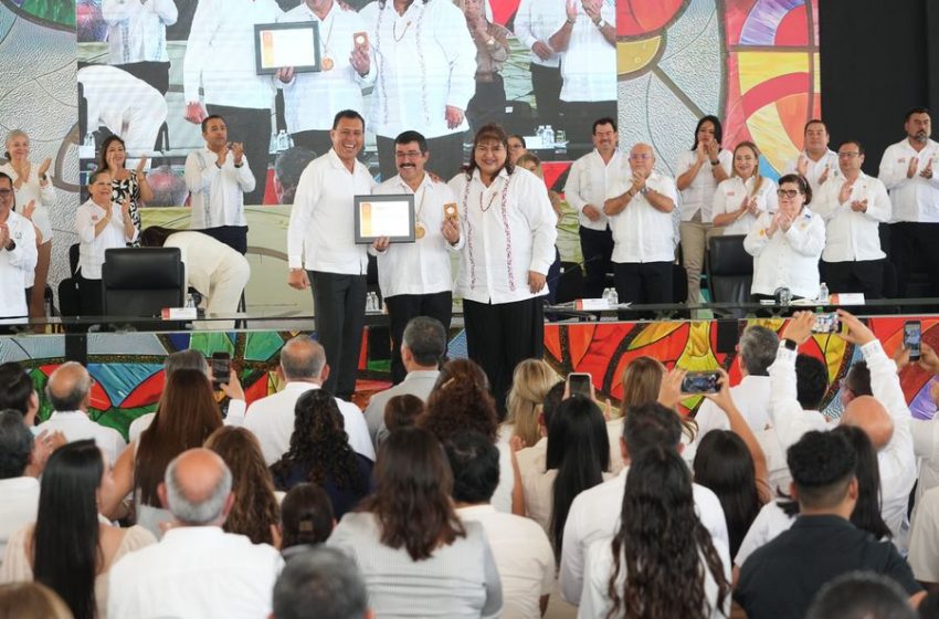  En homenaje solemne reconoce la UAT trayectoria de 215 docentes
