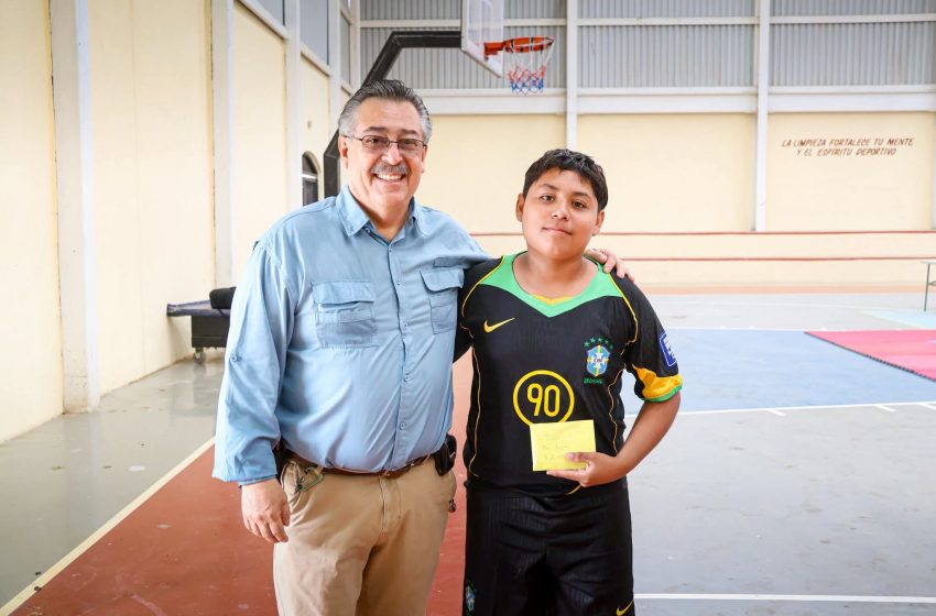  Rene Lara Cisneros premia a ganadores de cuadrangular de futbol