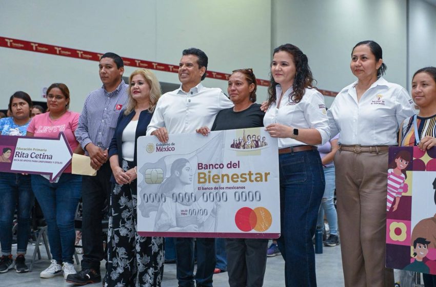  Entrega alcalde Lalo Gattás tarjetas de beca Rita Cetina.