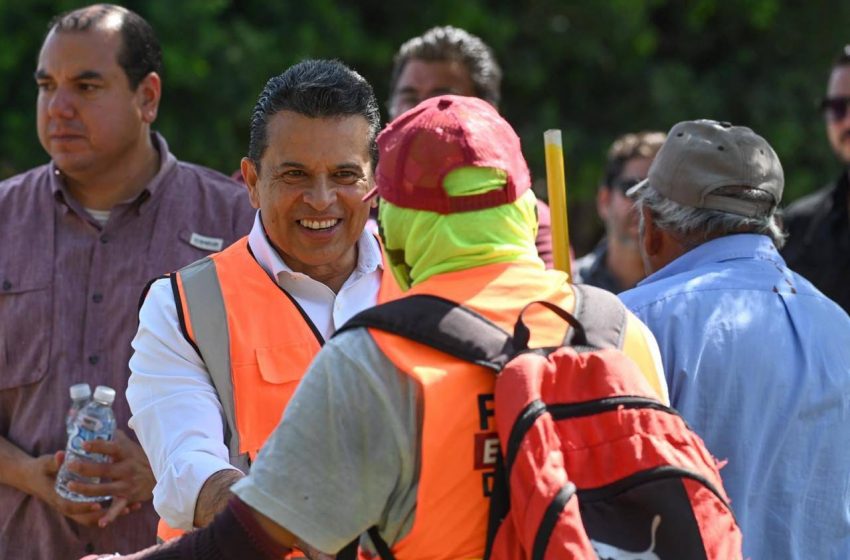 Supervisa Lalo Gattás limpieza de vialidades.