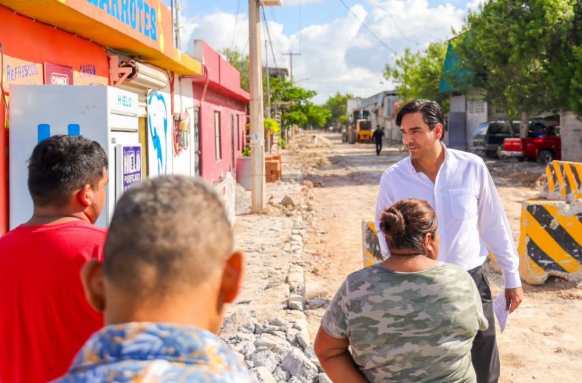  Verificó Carlos Peña Ortiz pavimentación en calle Emilio Portes Gil para asegurar calidad de la obra