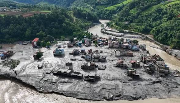  TRAGEDIA EN EL HIMALAYA: CASI 100 MUERTOS Y CIENTOS DESAPARECIDOS