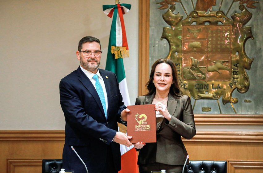  Entrega Carmen Lilia Canturosas documento del seguro informe de gobierno a Cabildo