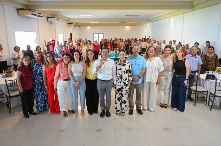  Festejan Lucy y Lalo a las abuelitas de Casas Club del Adulto Mayor