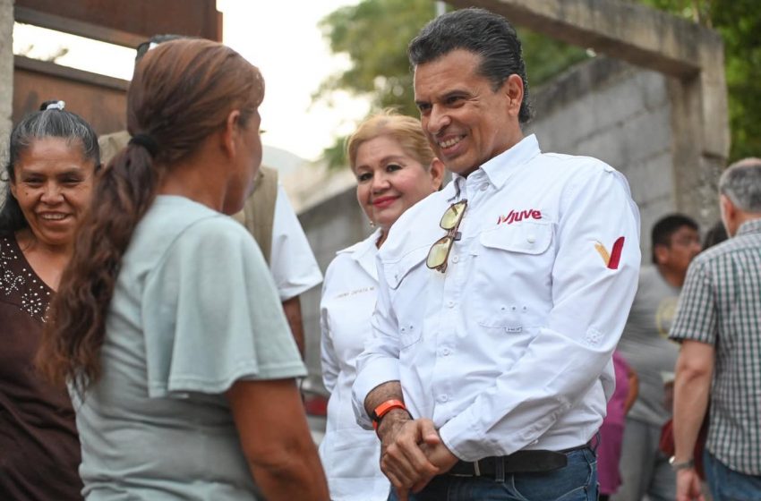  Visita y atiende Lalo Gattás a vecinos de la colonia Simón Torres.