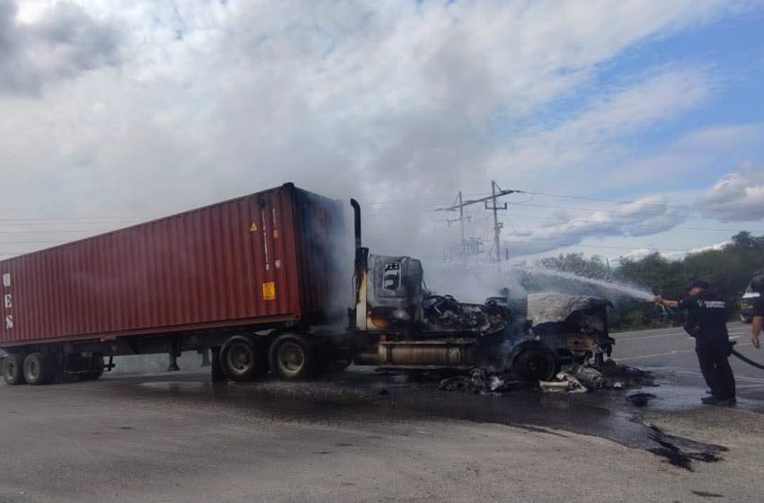  Reportan libres las carreteras tras bloqueos