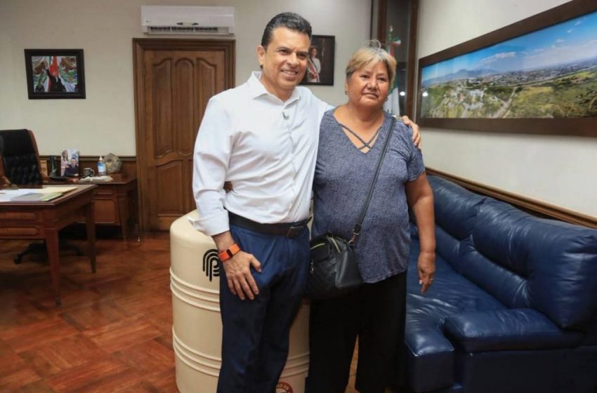  Apoya Lalo Gattás a familias que carecen de cisterna de agua