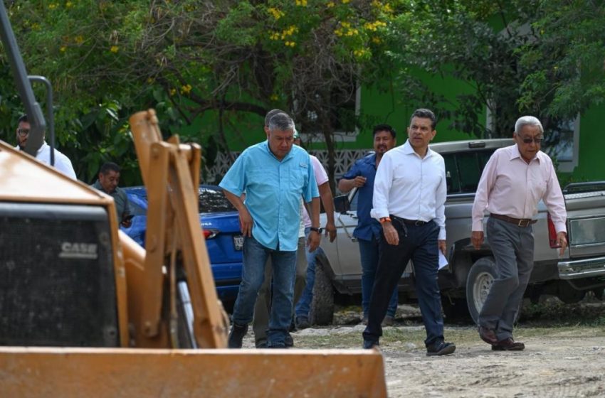 Supervisa Lalo Gattás construcción de calles de concreto hidráulico